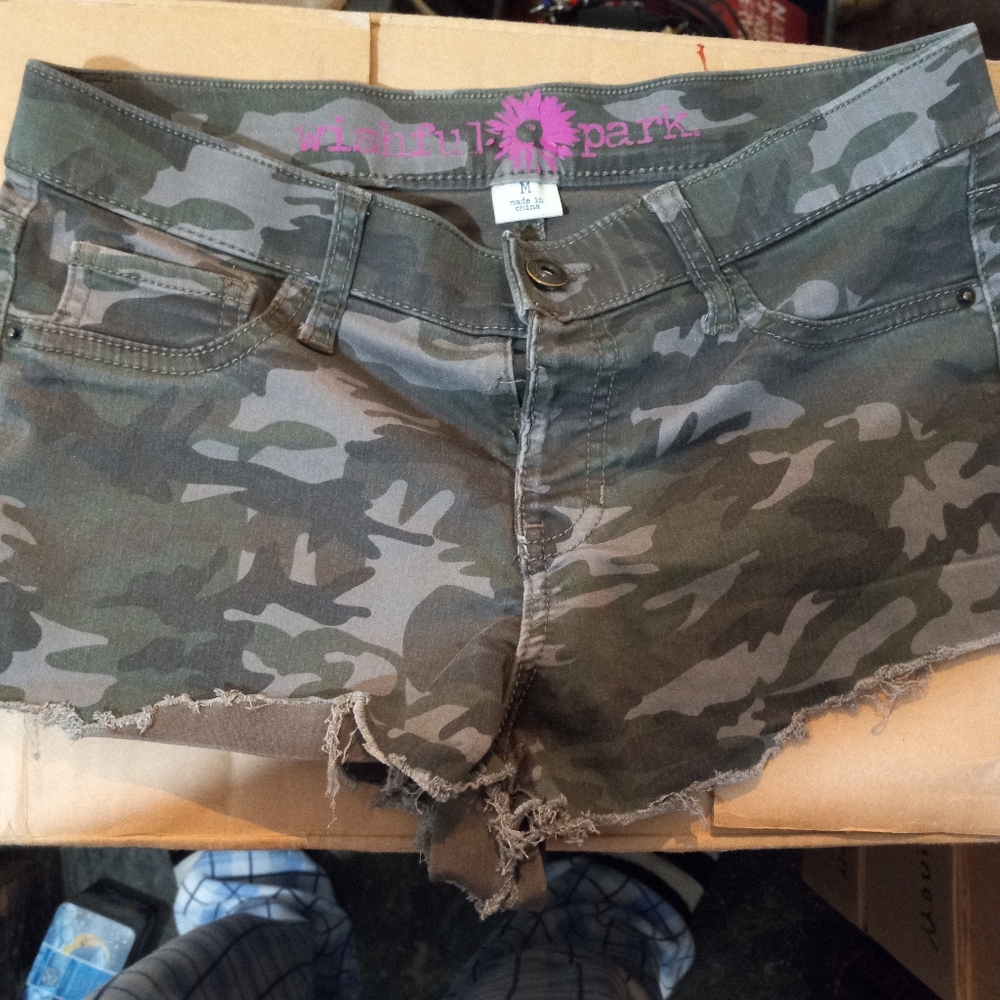 Clothes - Picture 7 of 16